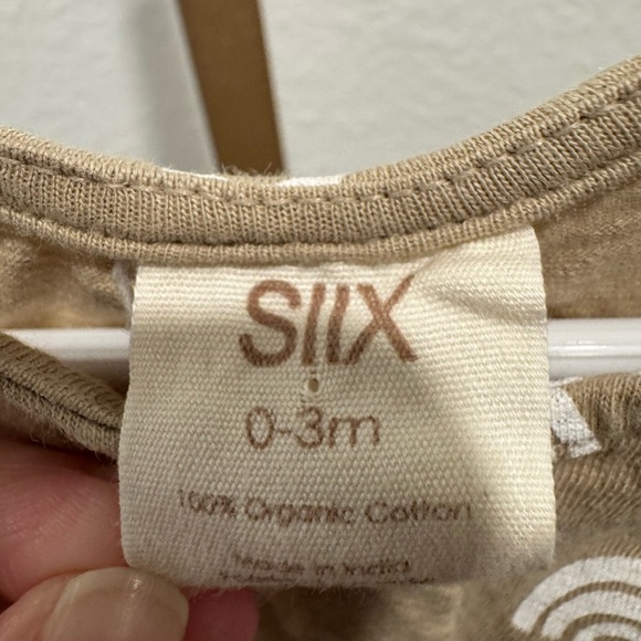 Siix Tan Sleeveless Baby Romper with White Rainbow Pattern organic cotton 0-3 - Picture 4 of 4